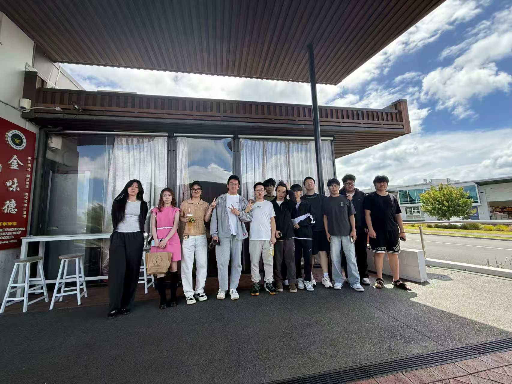 学生聚餐后日间合影
