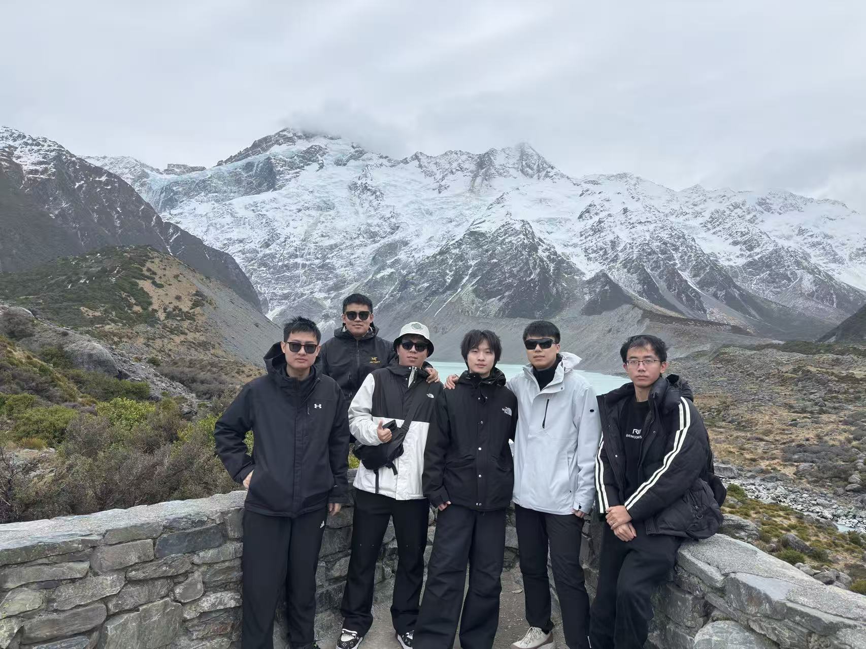 学生在新西兰雪山前合影