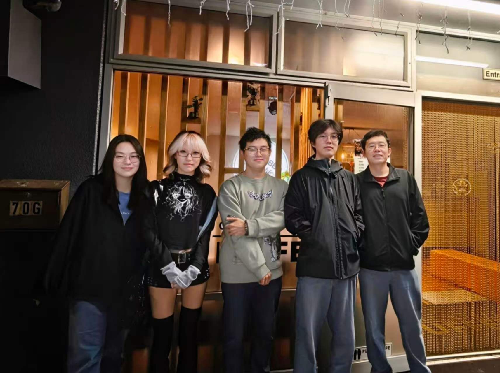 学生夜间聚会后合影